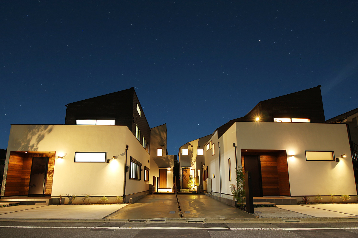 駅歩４分の閑静な住宅街。すっきりとした5ｍ公道面の全住戸100㎡超の明るい敷地です。細部にまで拘った全４邸コンセプトハウス間もなく分譲開始です（6千万円台）。